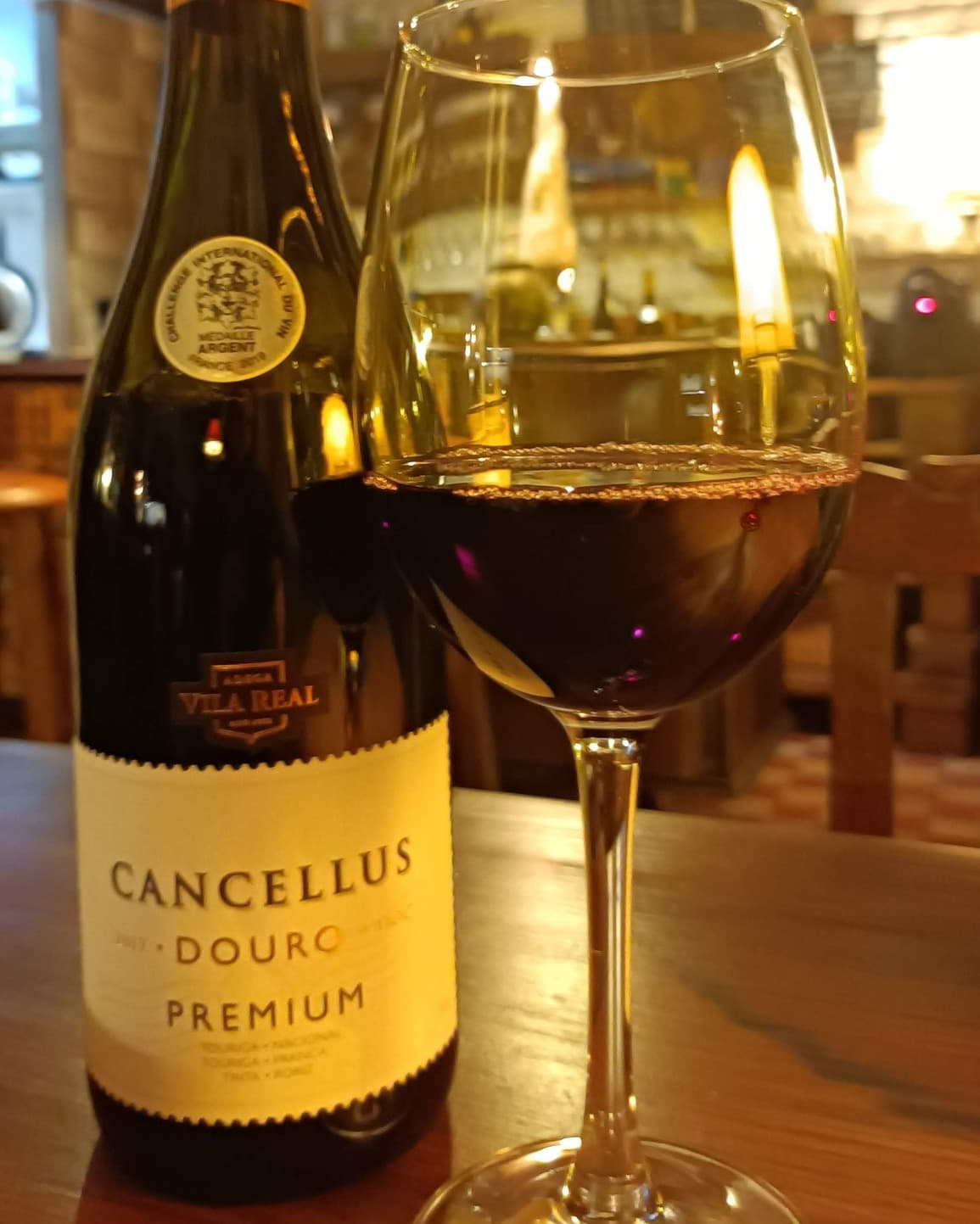Copo de vinho tinto Douro servido no Petisco da Lata Bistrô em Almada